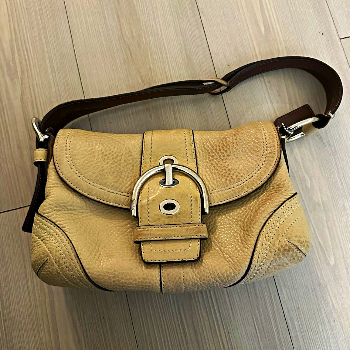 Coach Soho Y2K Beige Pebbled Leather Buckle Shoulder Bag Purse Vintage