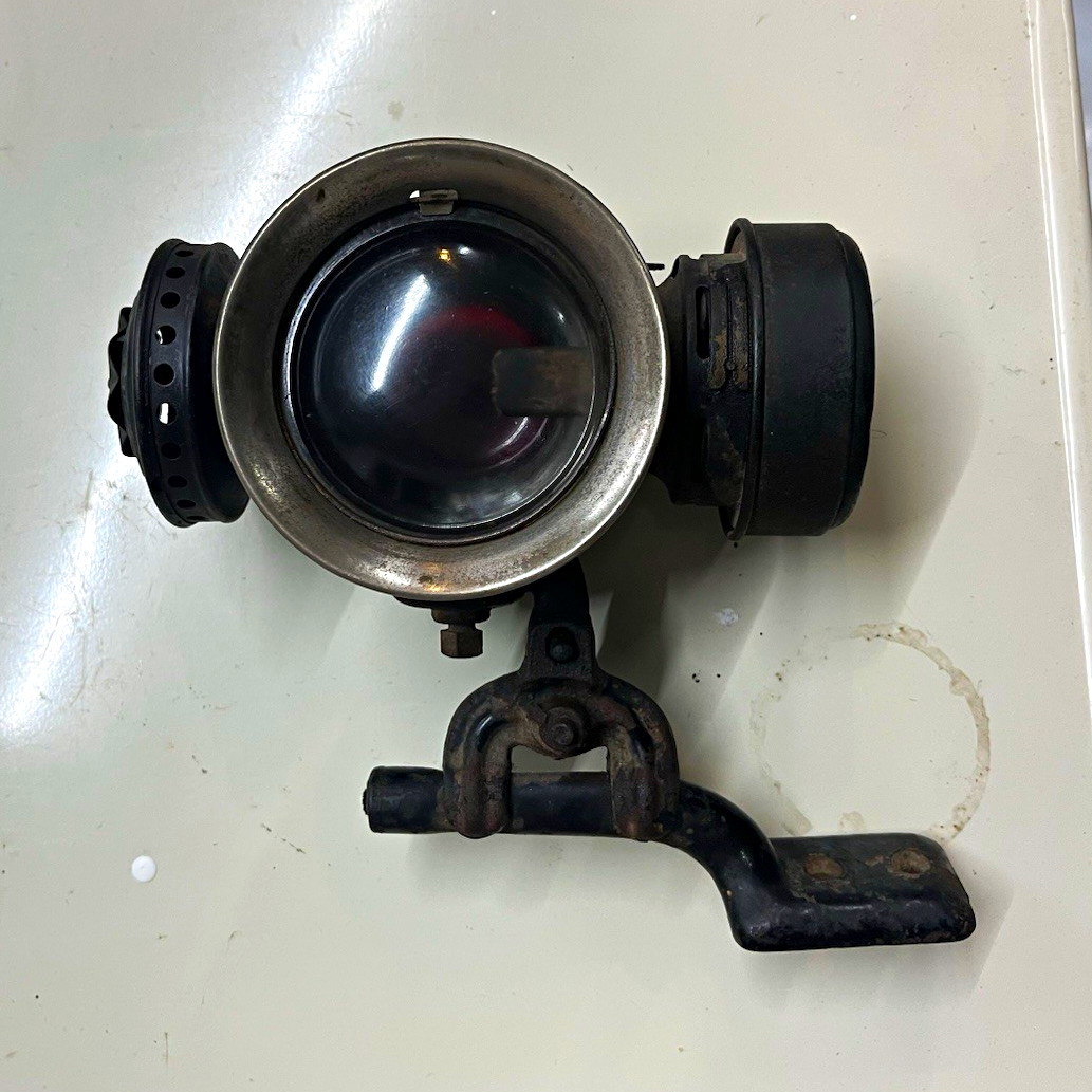 Dietz ereurka Vintage Marker Lantern Lamp w/ Glass Lens and Mounting Bracket Dietz ereurka Vintage Marker Lantern Lamp w/ Glass Lens and Mounting Bracket