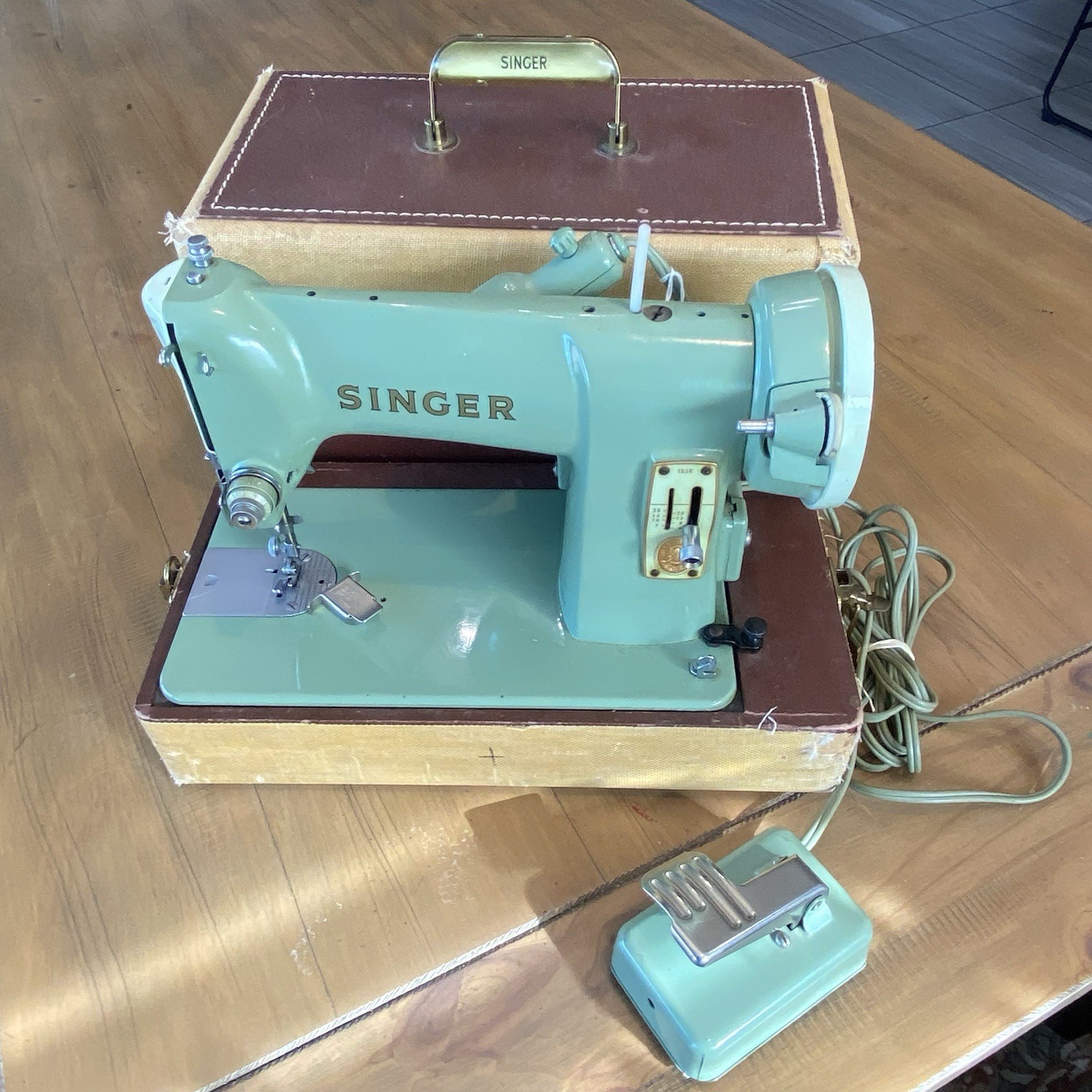 VTG Singer Sewing Machine 185K Mint Green Original Case Foot Pedal Tested Works VTG Singer Sewing Machine 185K Mint Green Original Case Foot Pedal Tested Works