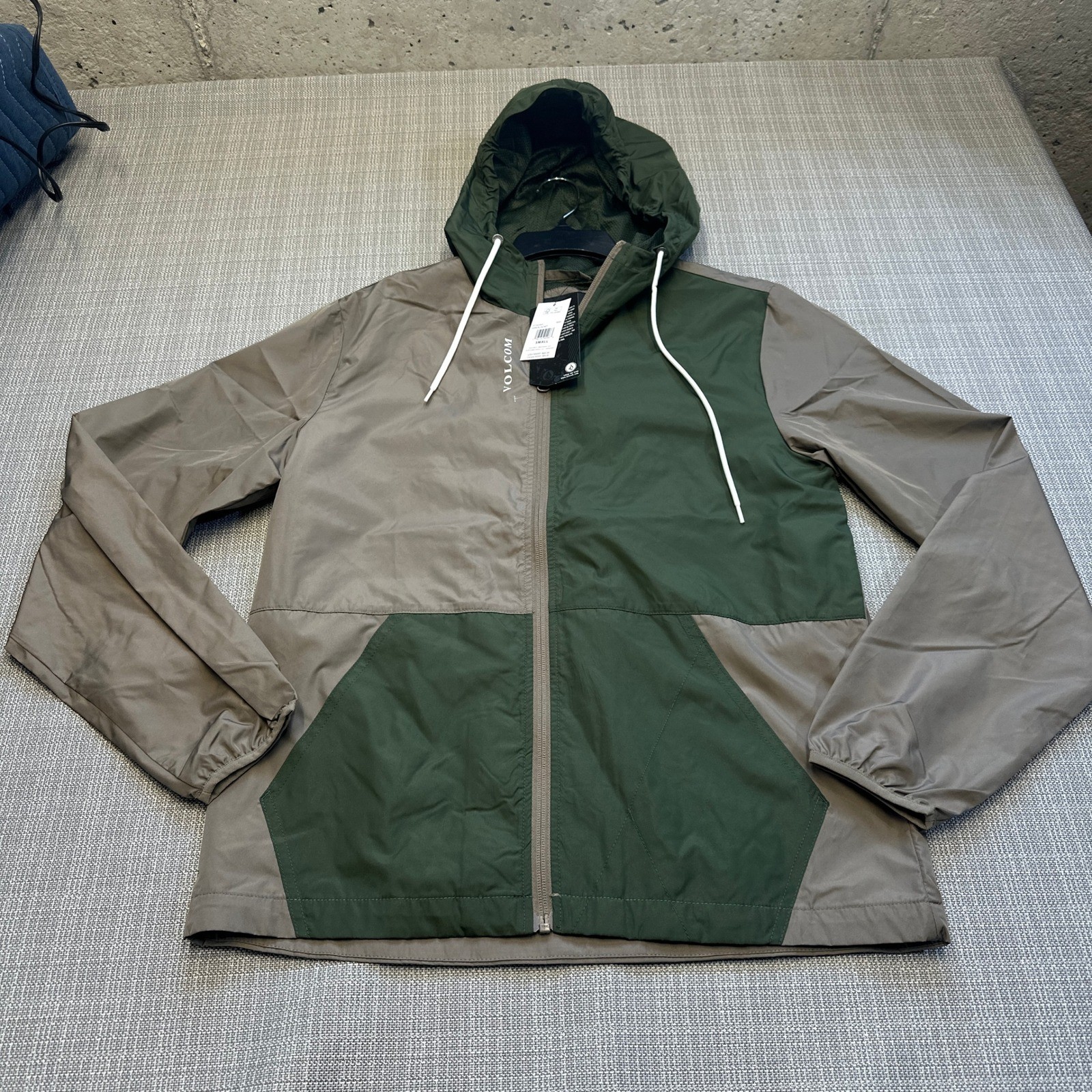 New Volcom Karlin Jacket Mens Small Green Brown Colorblock Hooded Windbreaker