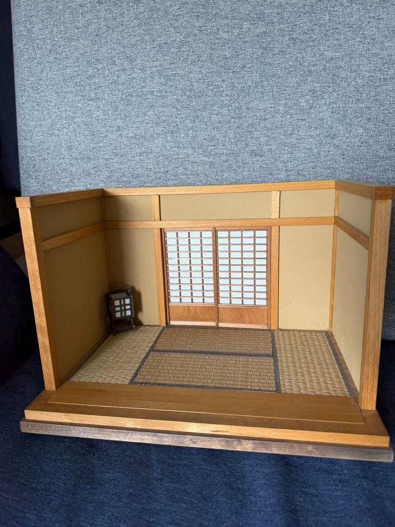 Dollhouse: Japanese-Style Room with Tatami Mats, Shoji Screens, and Lantern—1/12
