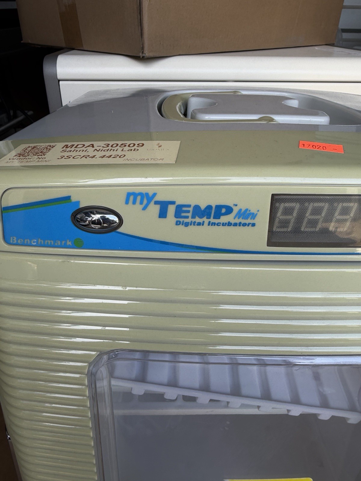 BENCHMARK MY TEMP MINI DIGITAL INCUBATOR H2200-H