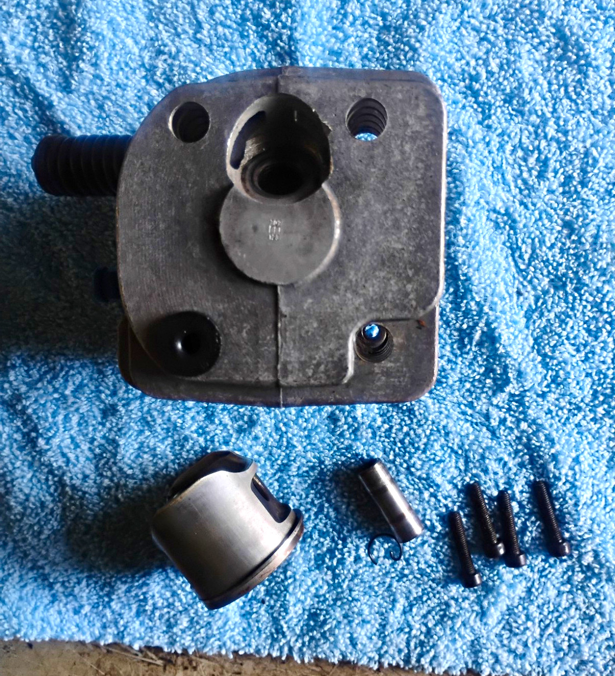 OEM 50mm Mahle Cylinder Head Piston Kit For A Husqvarna 365 371 372xp Chainsaw OEM 50mm Mahle Cylinder Head Piston Kit For A Husqvarna 365 371 372xp Chainsaw