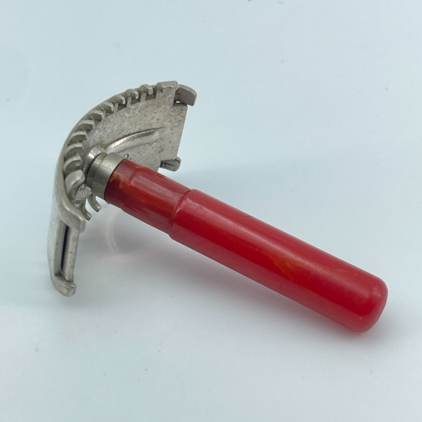 Vintage 1940s Safety Razor Red Bakelite Handle Open Comb Pat Pend Collectible