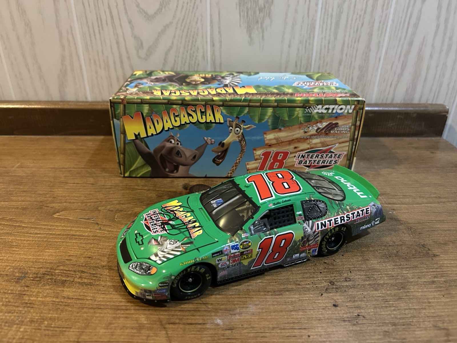 Action Bobby Labonte #18 2005 Chevy Monte Carlo 1:24 NASCAR Madagascar SIGNED