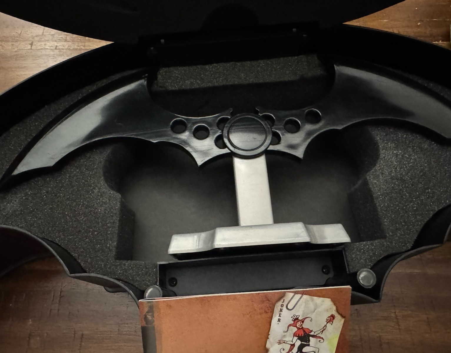 Batman Arkham Asylum Collector\'s Edition Batarang Replica w/ Display Case Batman Arkham Asylum Collector\'s Edition Batarang Replica w/ Display Case