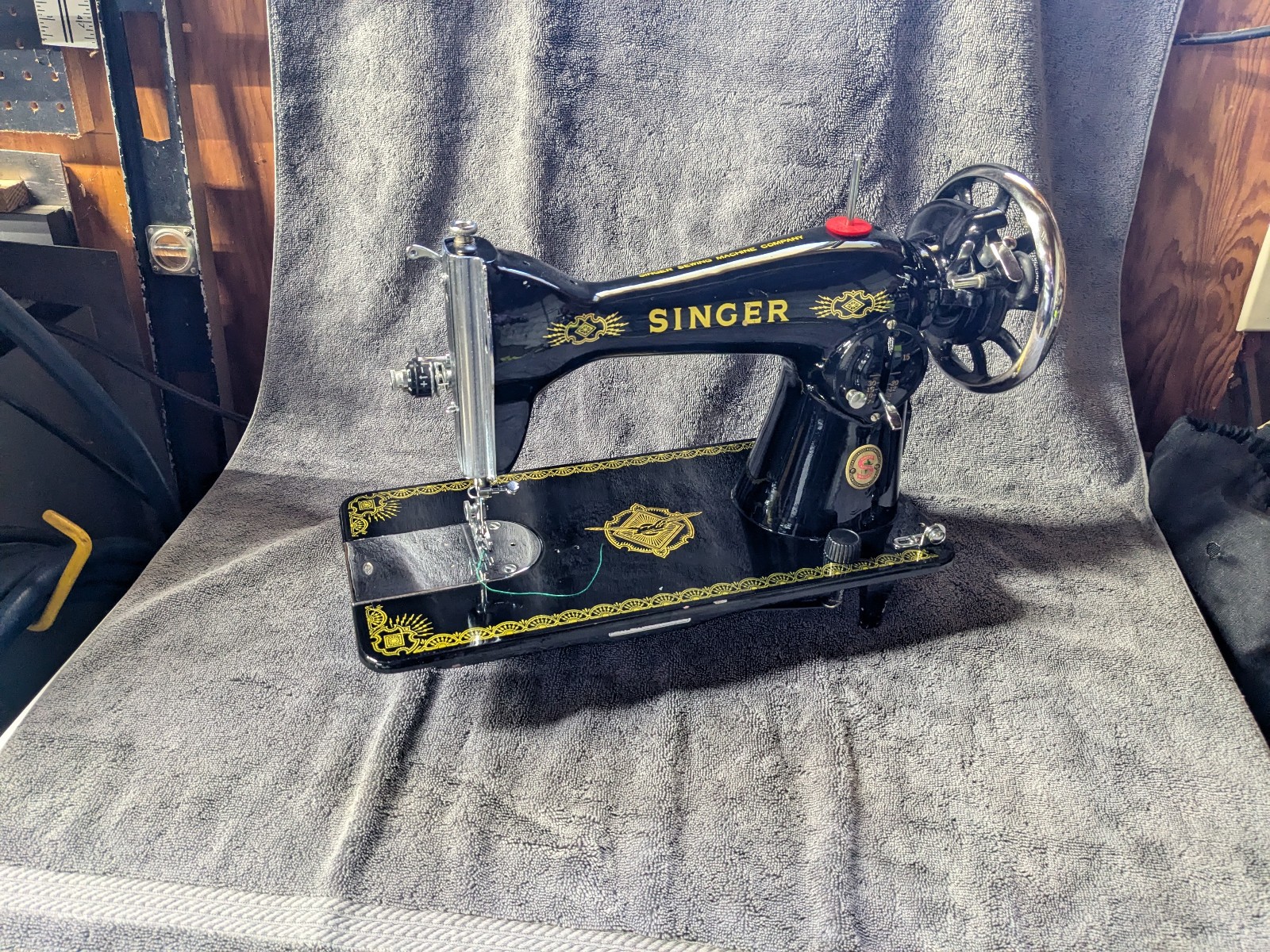 VINTAGE SINGER MODEL 15 HAND WHEEL SEWING MACHINE