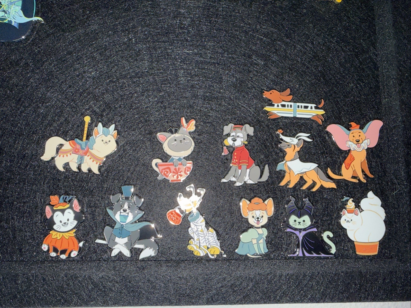 Disney Parks 2026 DLR Cats & Dogs Halloween Costume LR Mystery Pin Full Set Disney Parks 2026 DLR Cats & Dogs Halloween Costume LR Mystery Pin Full Set