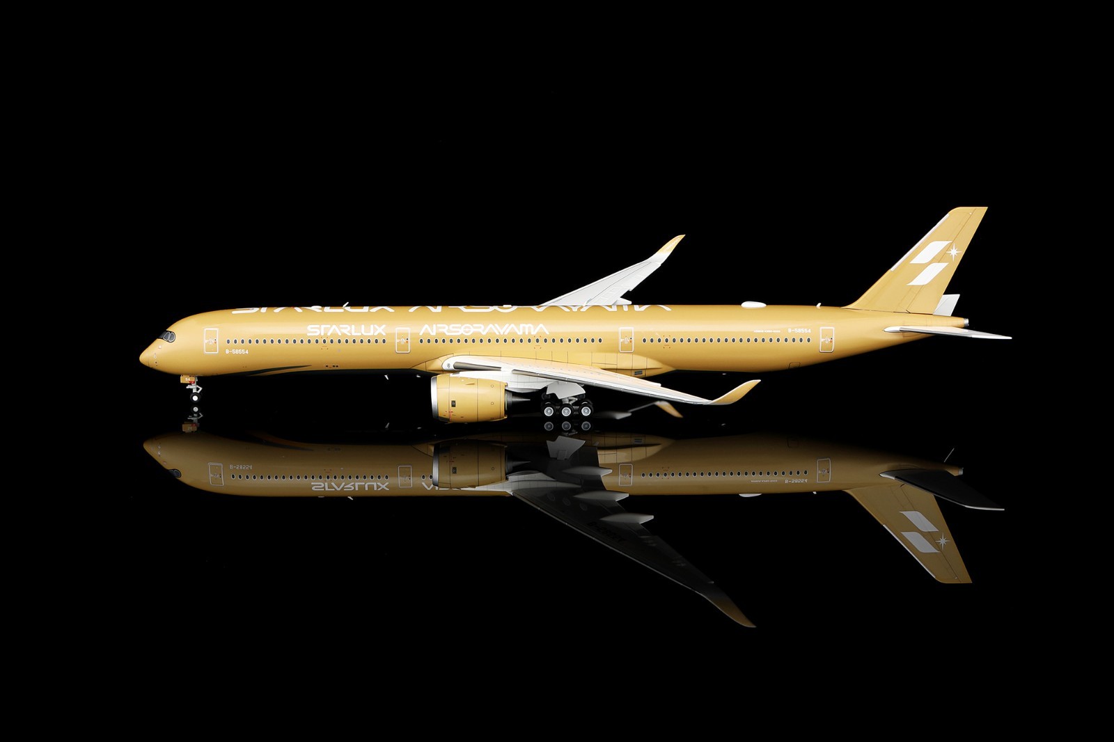 SQwings STARLUX Airlines A350-1000 B-58554 Airsorayama Gold 1/200 L2410