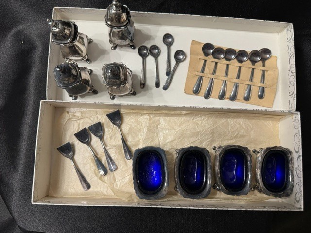 UNIQUE ANTIQUE SET OF 4 STERLING SILVER SALT CELLARS W/ SPOONS & PEPPER SHAKERS UNIQUE ANTIQUE SET OF 4 STERLING SILVER SALT CELLARS W/ SPOONS & PEPPER SHAKERS