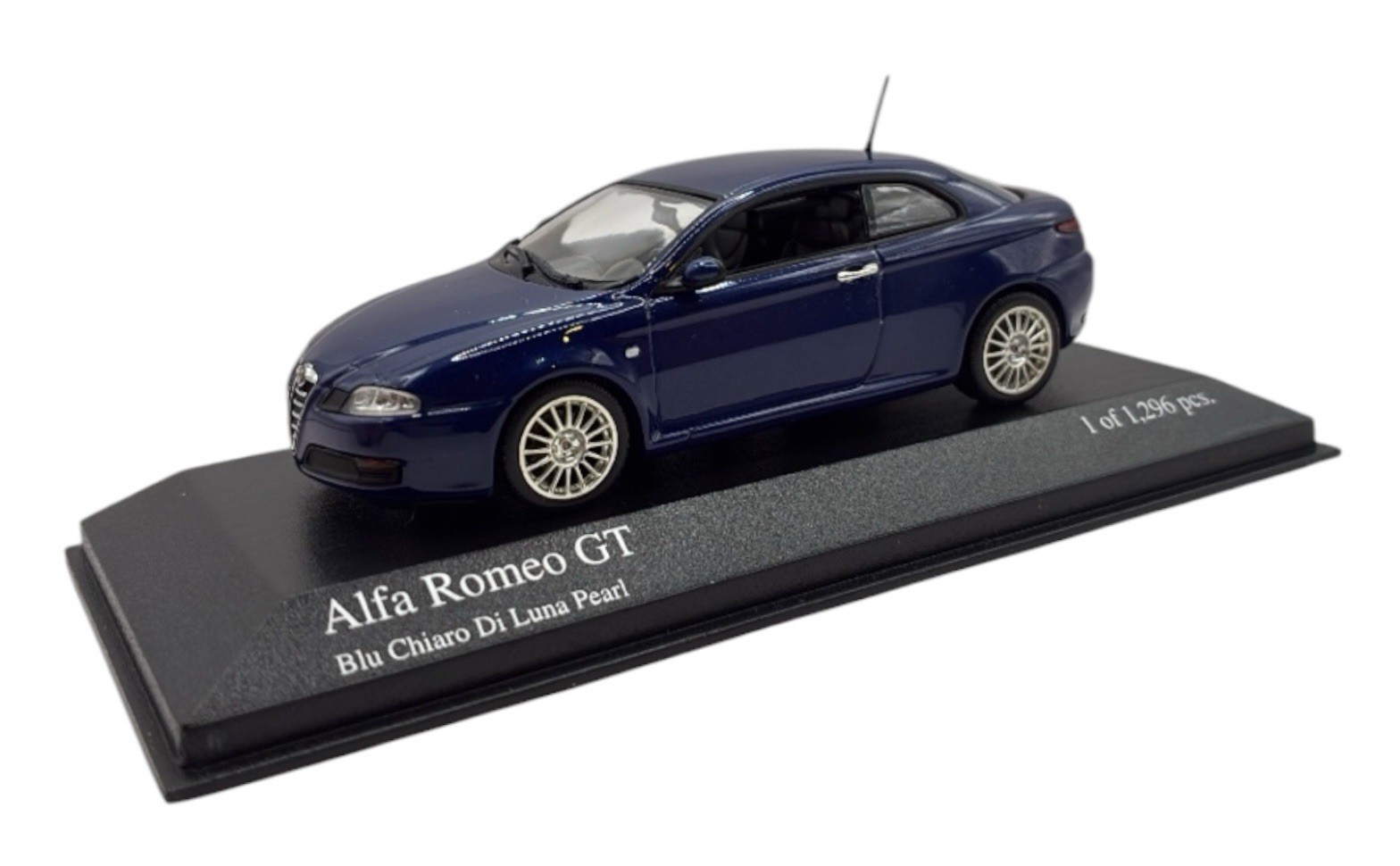 Minichamps 1/43 Alfa Romeo GT 2003 Dark Blue Metallic 400120326