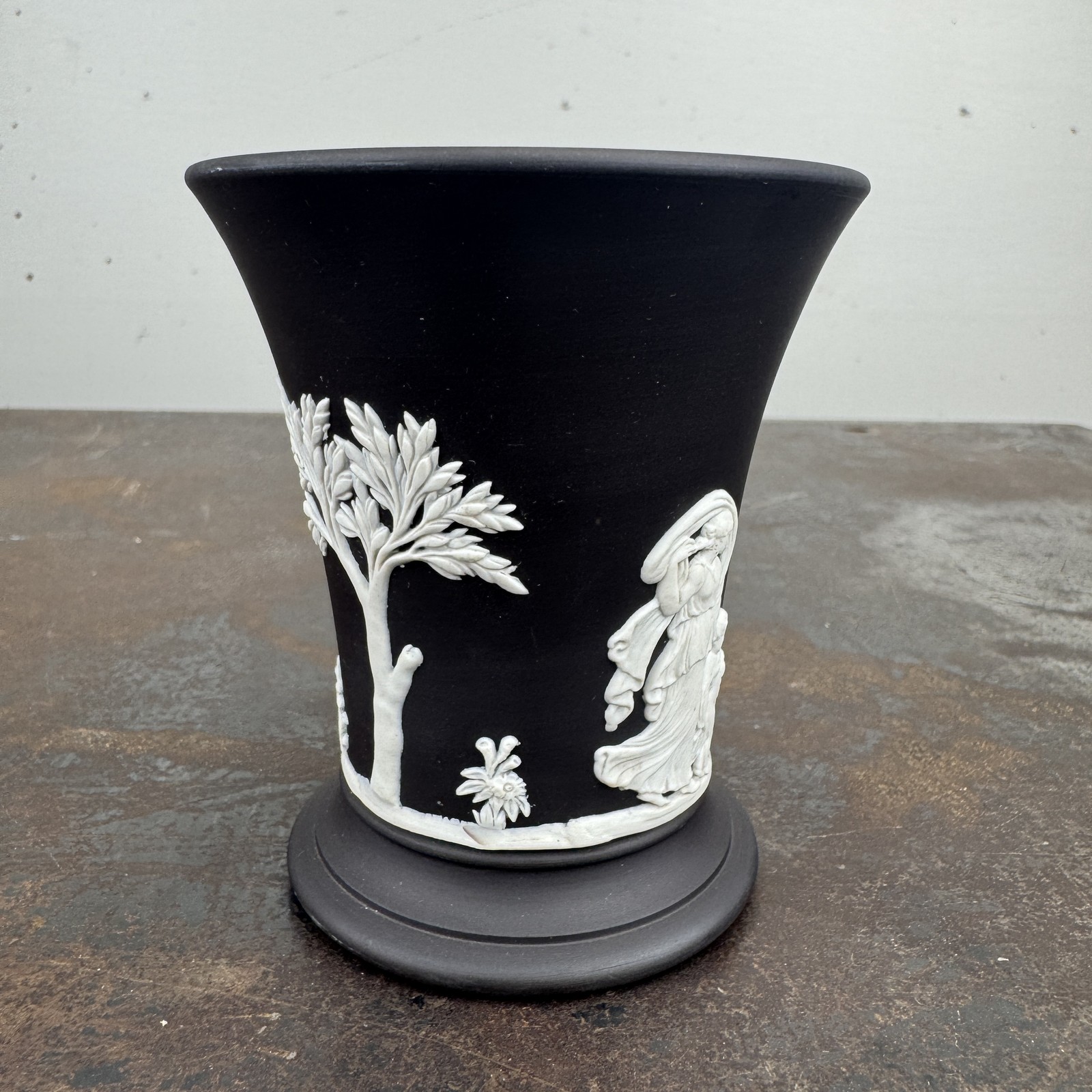 Vtg WEDGWOOD England Jasperware Trumpet VASE Black Matte w/ White 3.75'' Vtg WEDGWOOD England Jasperware Trumpet VASE Black Matte w/ White 3.75''