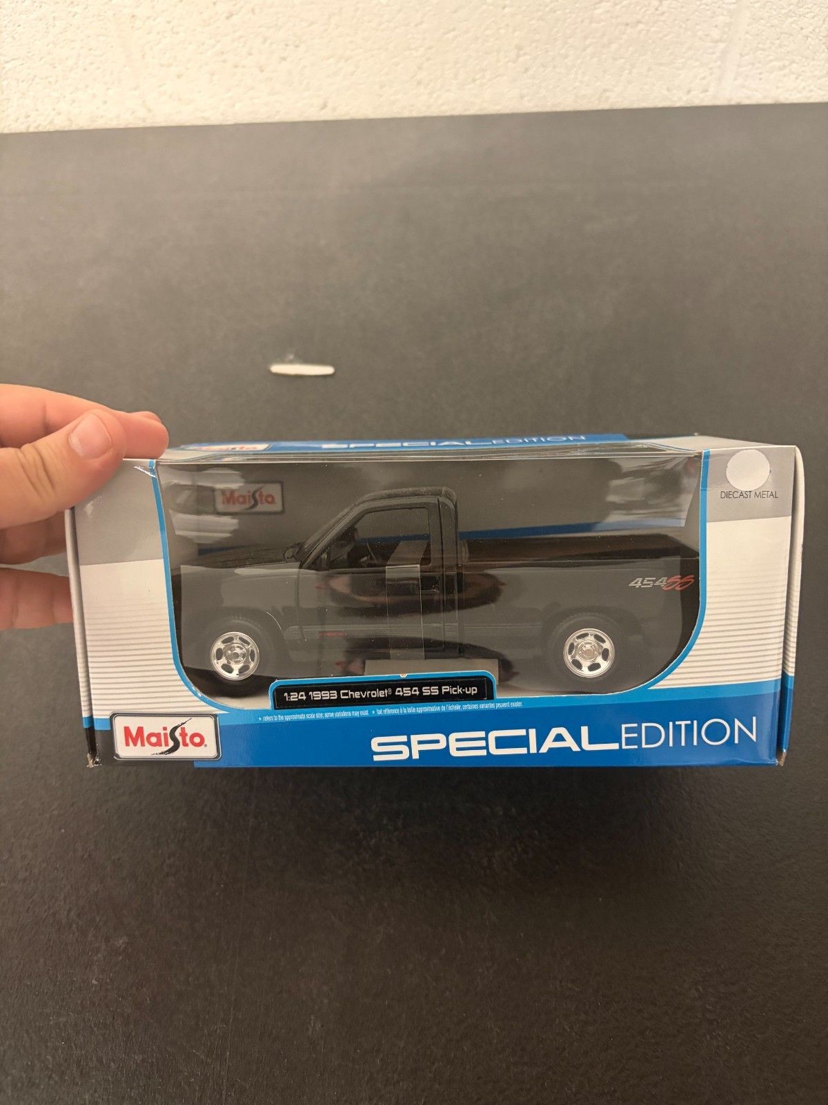 1993 Chevrolet 454 SS Pick-up Black 1:24 Model Car - Maisto 32901BK 1993 Chevrolet 454 SS Pick-up Black 1:24 Model Car - Maisto 32901BK
