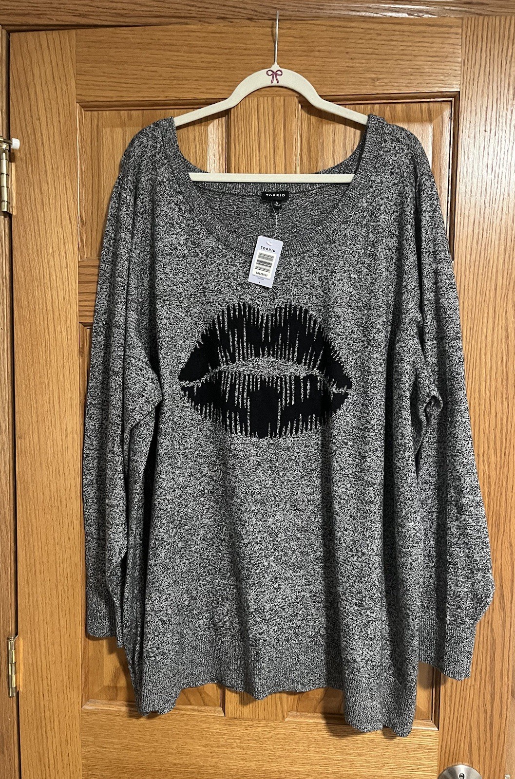 NWT Torrid Gray Black Lip Drop Shoulder Tunic Long Sleeve Sweater Top, Size 4X NWT Torrid Gray Black Lip Drop Shoulder Tunic Long Sleeve Sweater Top, Size 4X