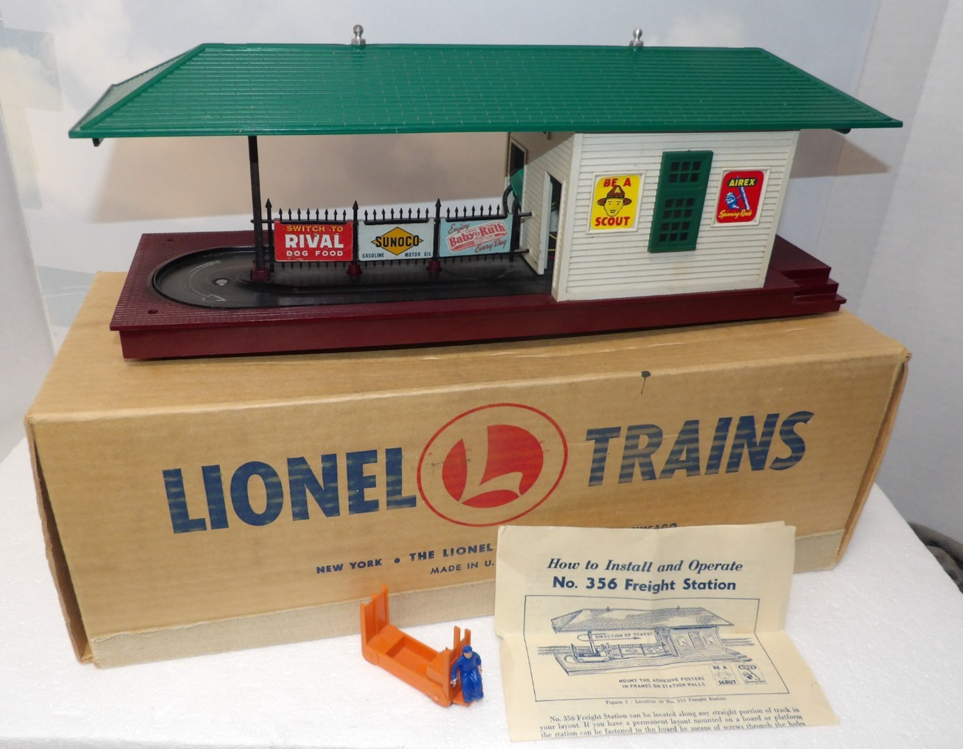 Lionel No 356 Post-War Operating Freight Station w/original box 0 Gauge tested