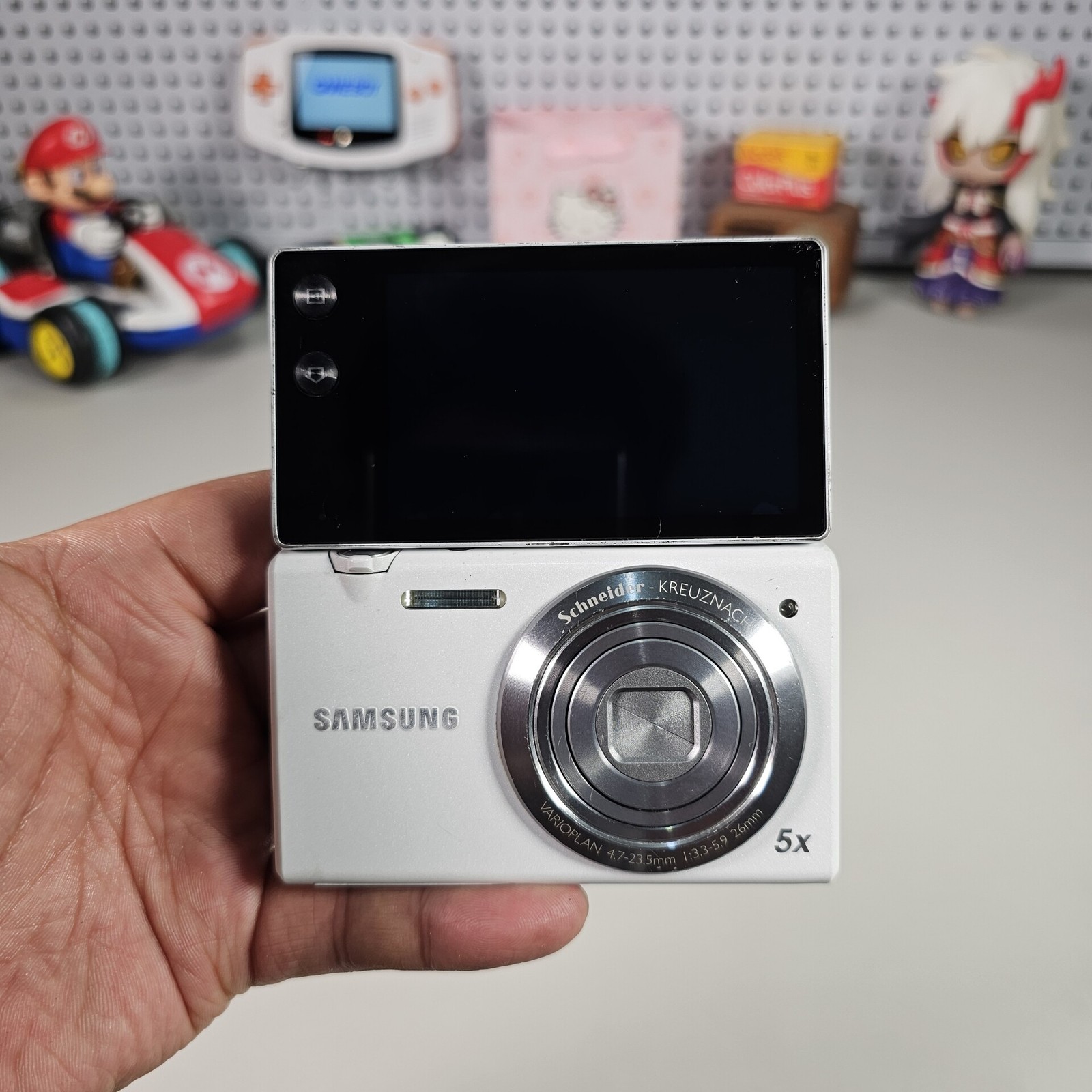 Samsung MV800 Digital Camera 16.1MP 5X Optical Zoom Tiltable Screen - White