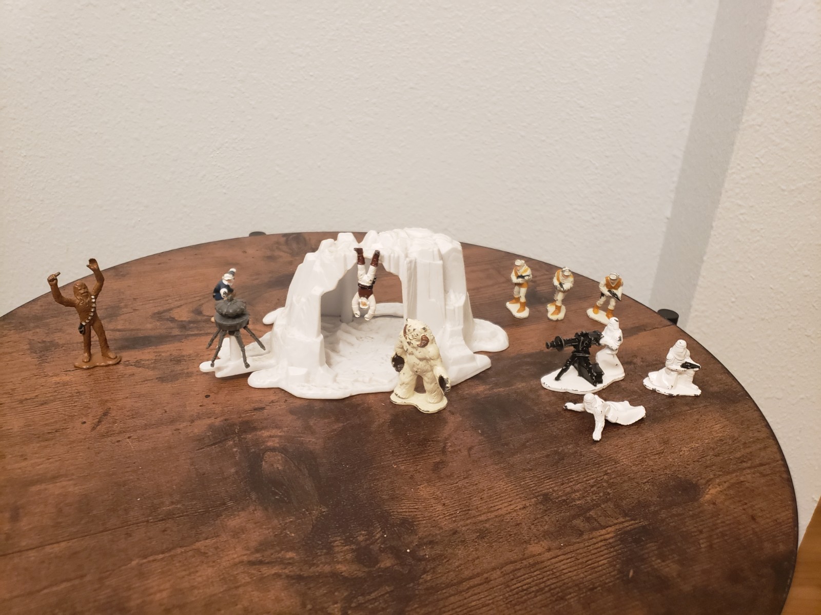 Vintage 1982 Kenner Star Wars Micro Collection Hoth Wampa Cave w/extra figures