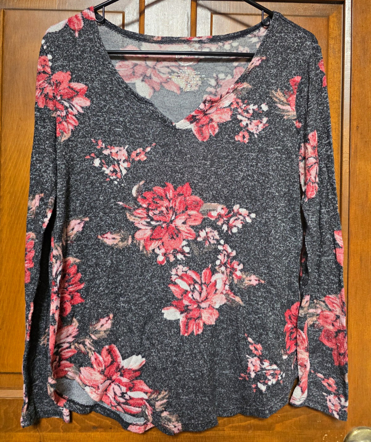 24/7 Maurices Gray Pink Floral V-Neck Long Sleeve Lightweight Knit Shirt S 24/7 Maurices Gray Pink Floral V-Neck Long Sleeve Lightweight Knit Shirt S