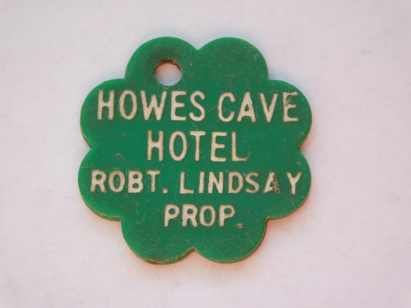 VINTAGE HOWES CAVE HOTEL ROBERT LINDSAY GOOD FOR 10C IN DRINKS PLASTIC TOKEN VINTAGE HOWES CAVE HOTEL ROBERT LINDSAY GOOD FOR 10C IN DRINKS PLASTIC TOKEN