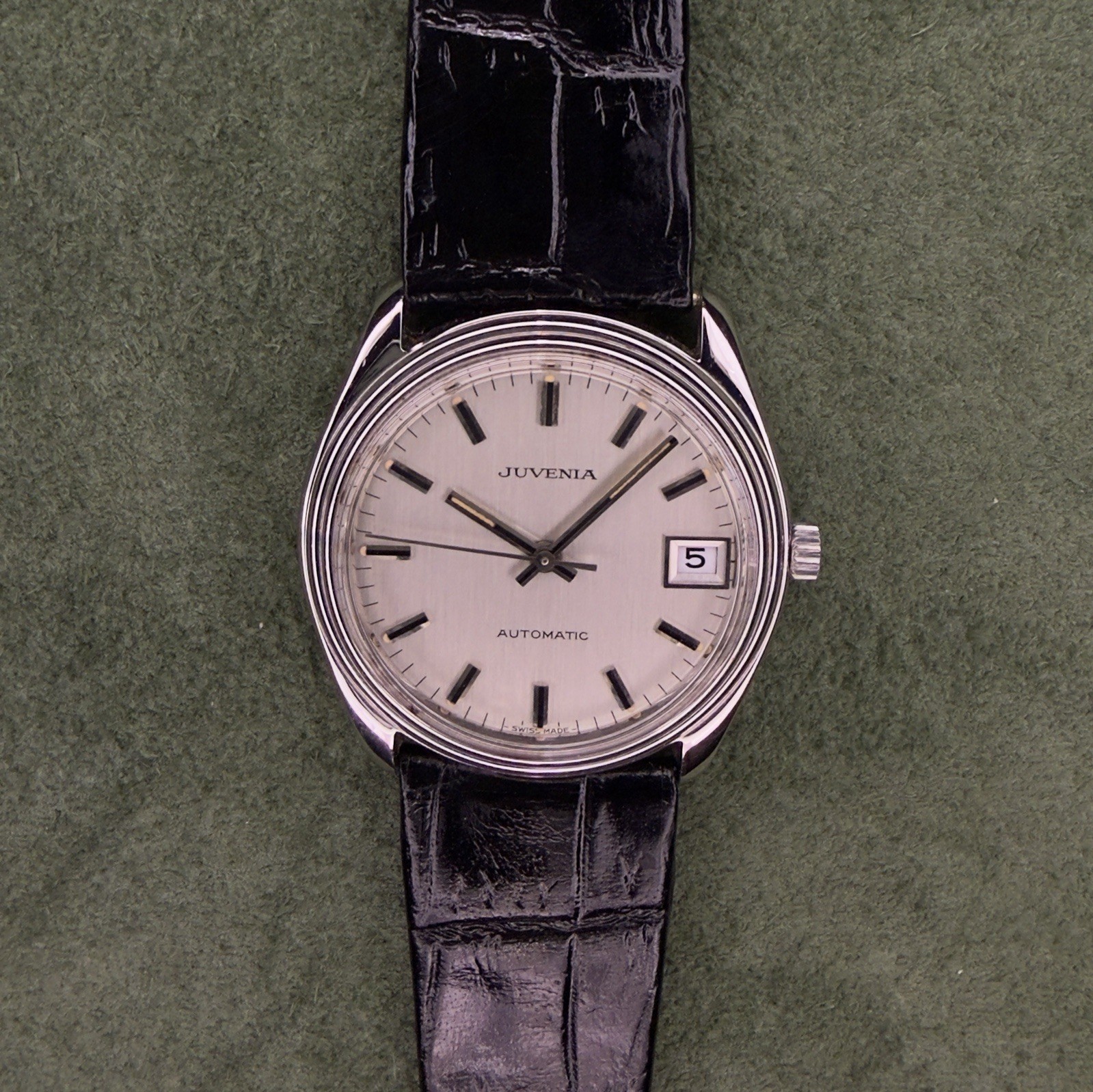 Juvenia 9062R NOS Vintage Swiss Automatic Date Watch Silver Dial Box & Papers Juvenia 9062R NOS Vintage Swiss Automatic Date Watch Silver Dial Box & Papers