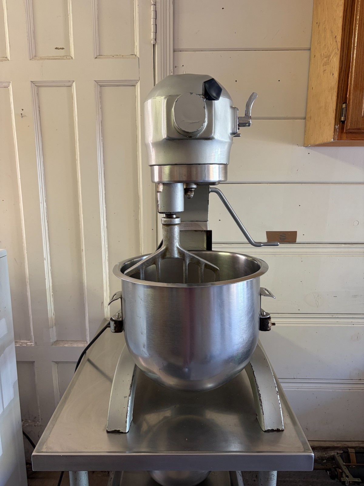 Hobart A-200T 20 QT Commercial Mixer 115V Single Phase Stand Timer w/ Bowls Hobart A-200T 20 QT Commercial Mixer 115V Single Phase Stand Timer w/ Bowls
