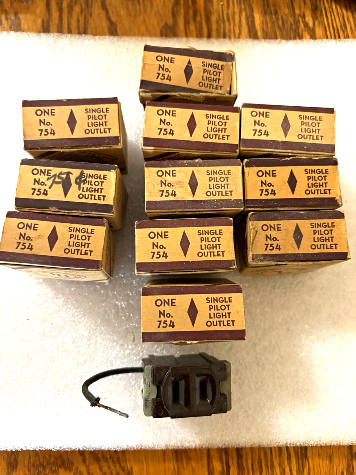 Vintage Leviton 754 Kwikchange Pilot Light Outlet NOS Brown Bakelite Lot of 11