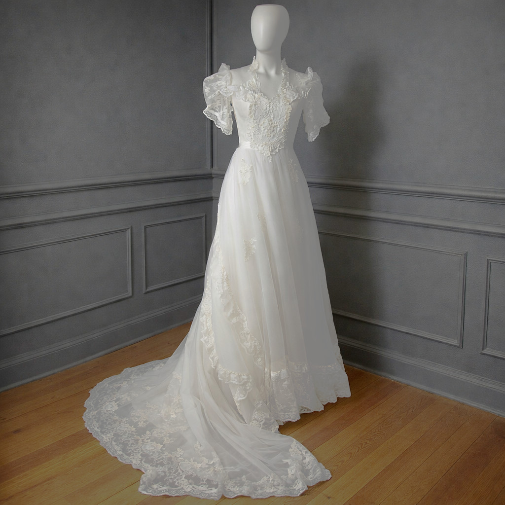 Vintage 1970s Boho Wedding Dress XS Lace Bridal Gown Veil Headpiece Train