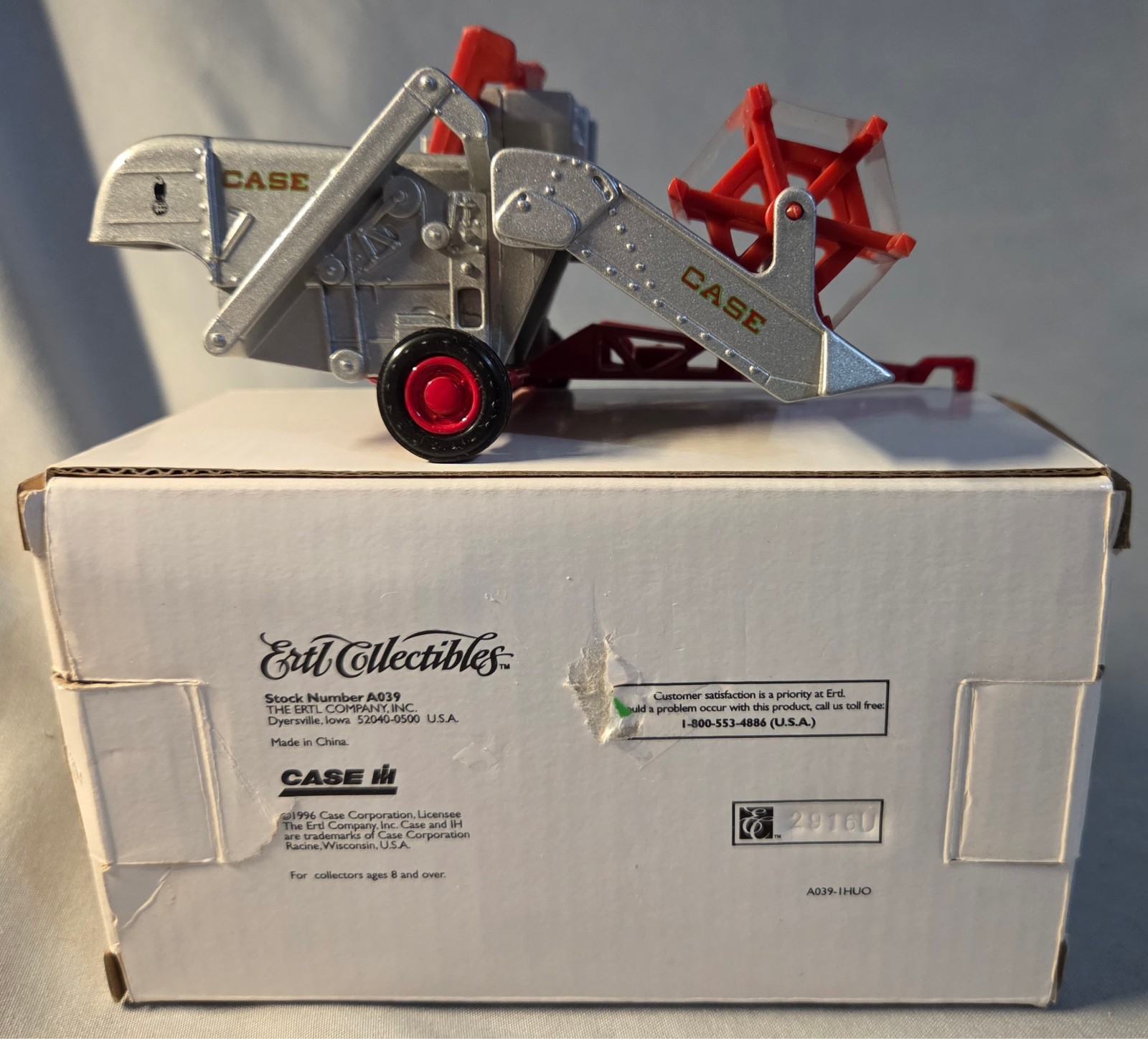 NIB Ertl Collectibles Model #A039 Die-Cast Case IH Pull Type Harvester Vtg 1996