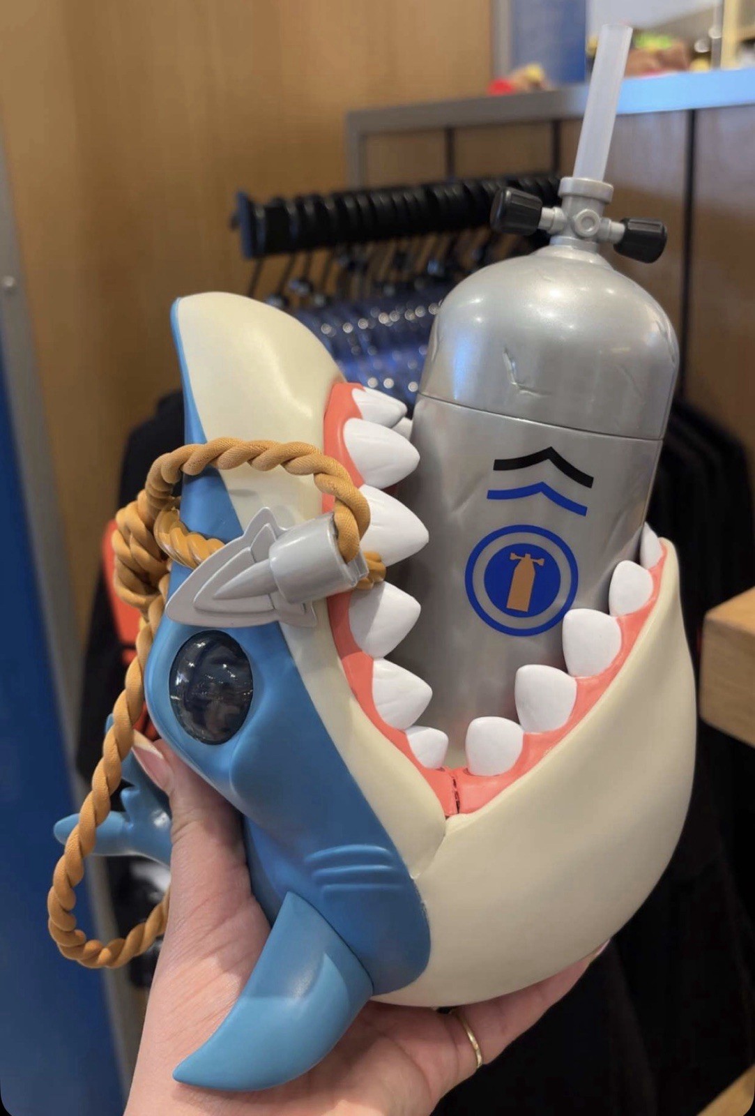2026 Universal Studios Jaws Sipper Cup Shark & Scuba Tank Carrier Rope 16oz New 2026 Universal Studios Jaws Sipper Cup Shark & Scuba Tank Carrier Rope 16oz New