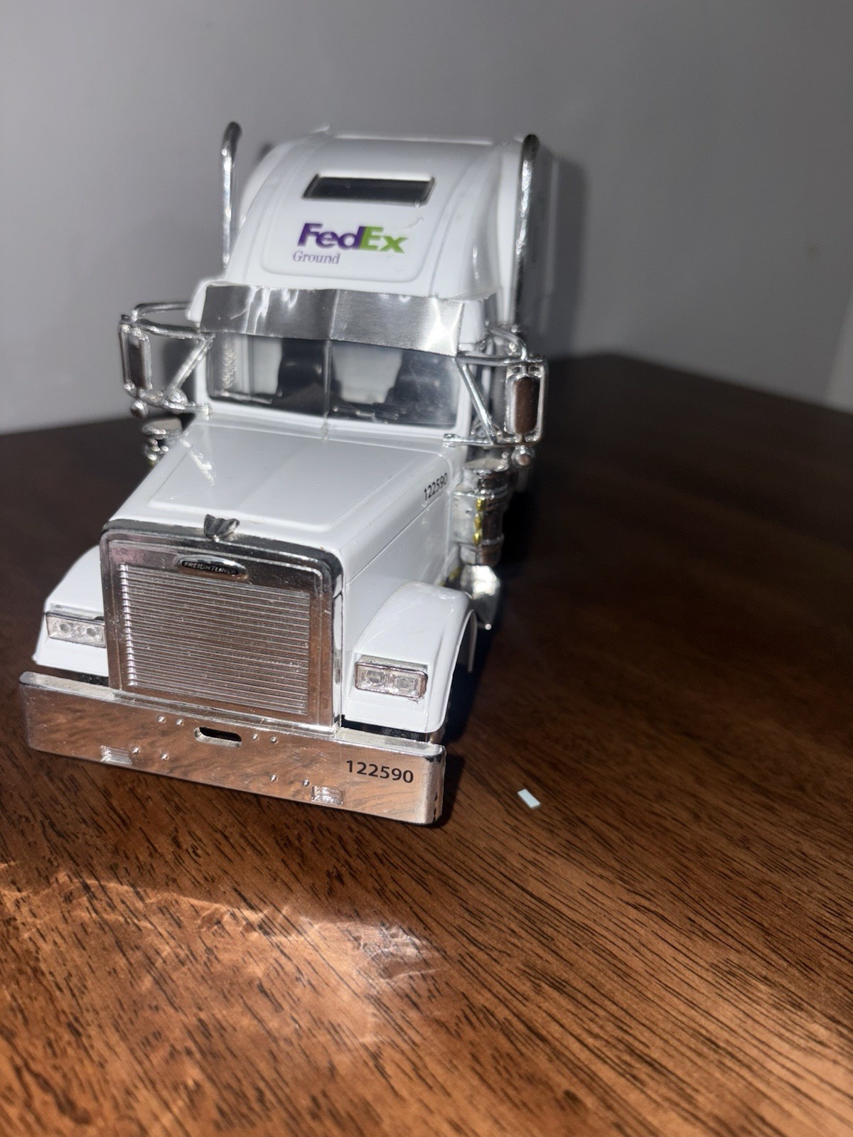 New Ray 1:32 Custom FedEx Ground Freight-liner Classic XL New Ray 1:32 Custom FedEx Ground Freight-liner Classic XL