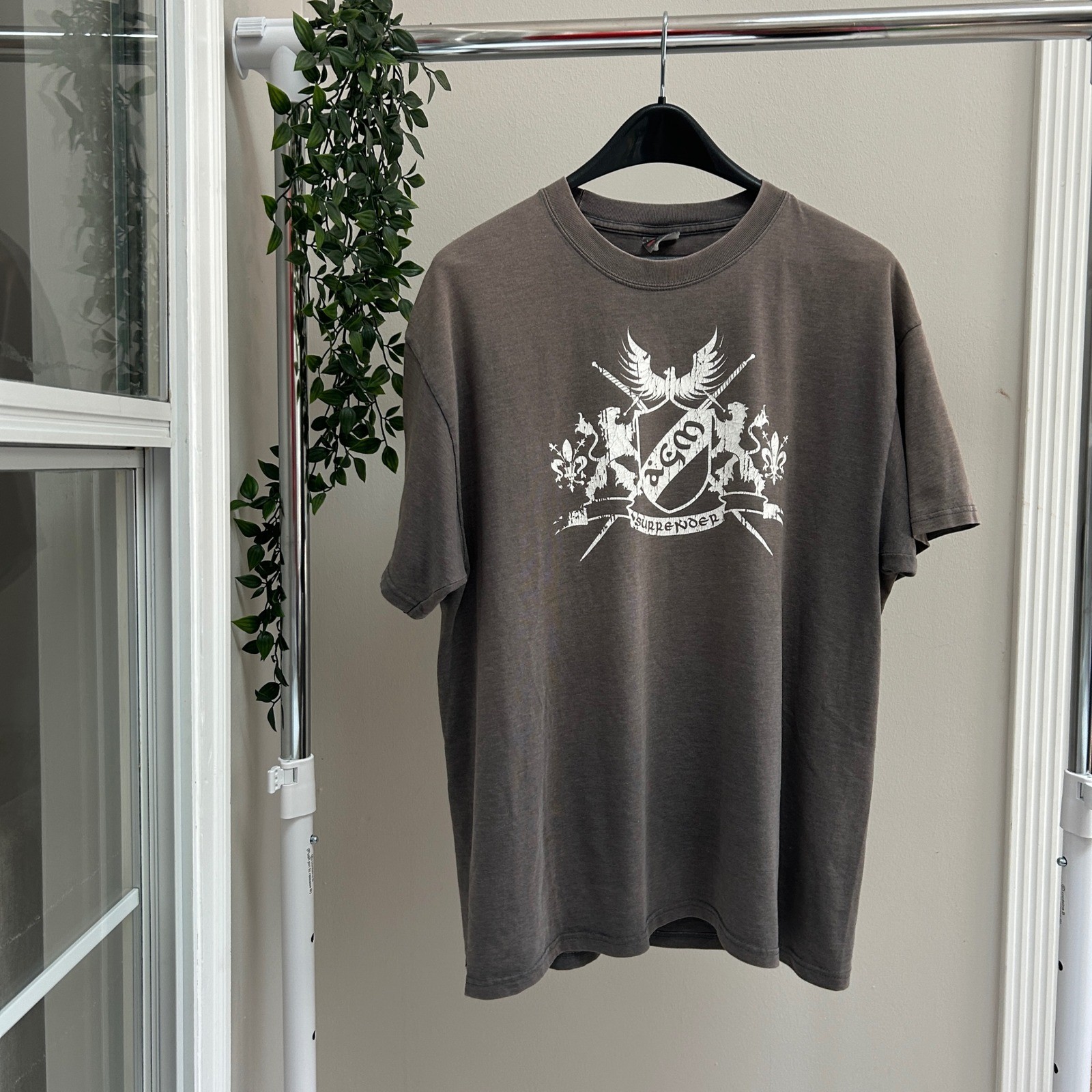 Gently Used Hanes Beefy-T Brown Heraldic Crest Graphic T-Shirt B30073