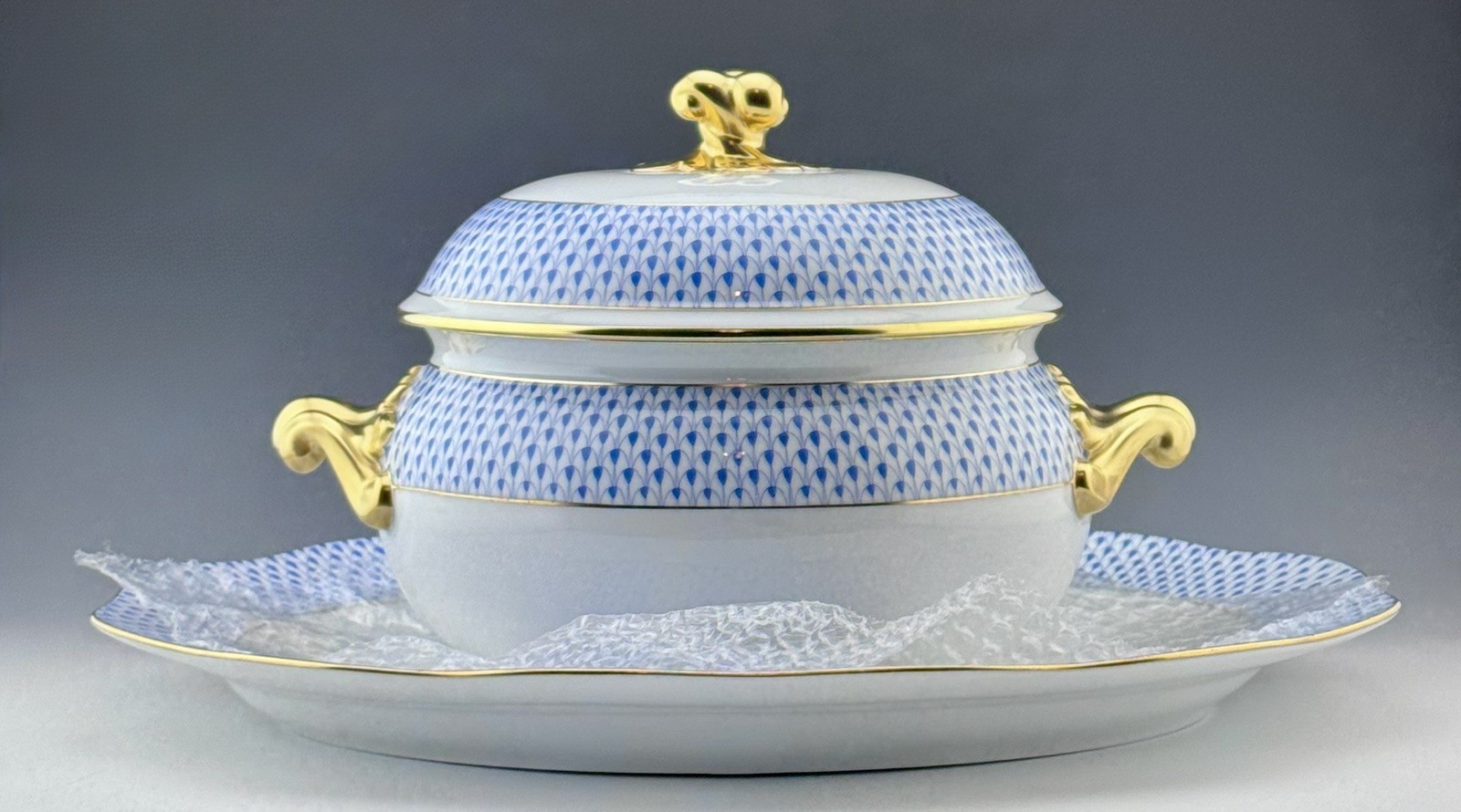 🦋 MINT HEREND Blue Fishnet Large Tureen & 16” Platter Tray