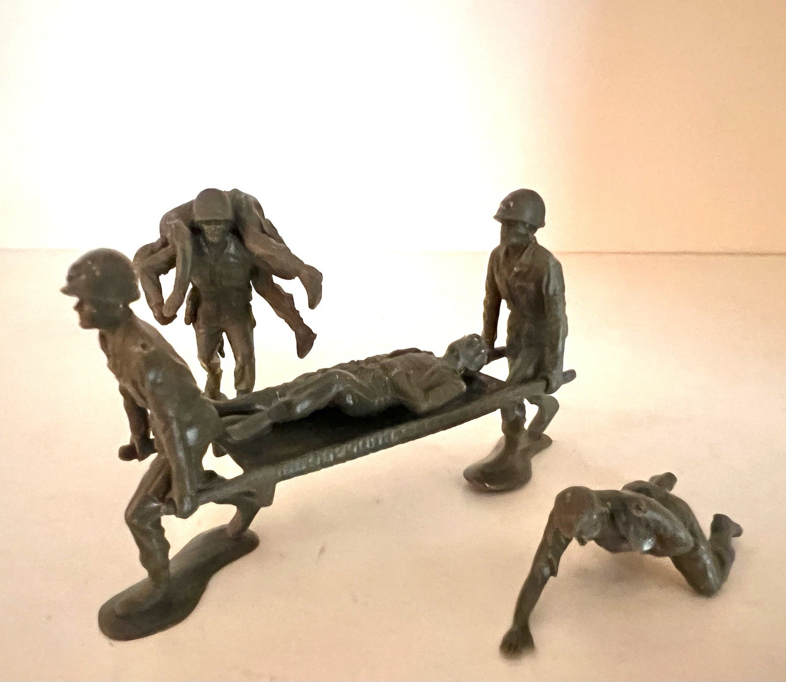 MARX BATTLEGROUND GI MEDICAL FIGURES-Lot of 07-DARK OLIVE DRAB- VERY GOOD-HTF