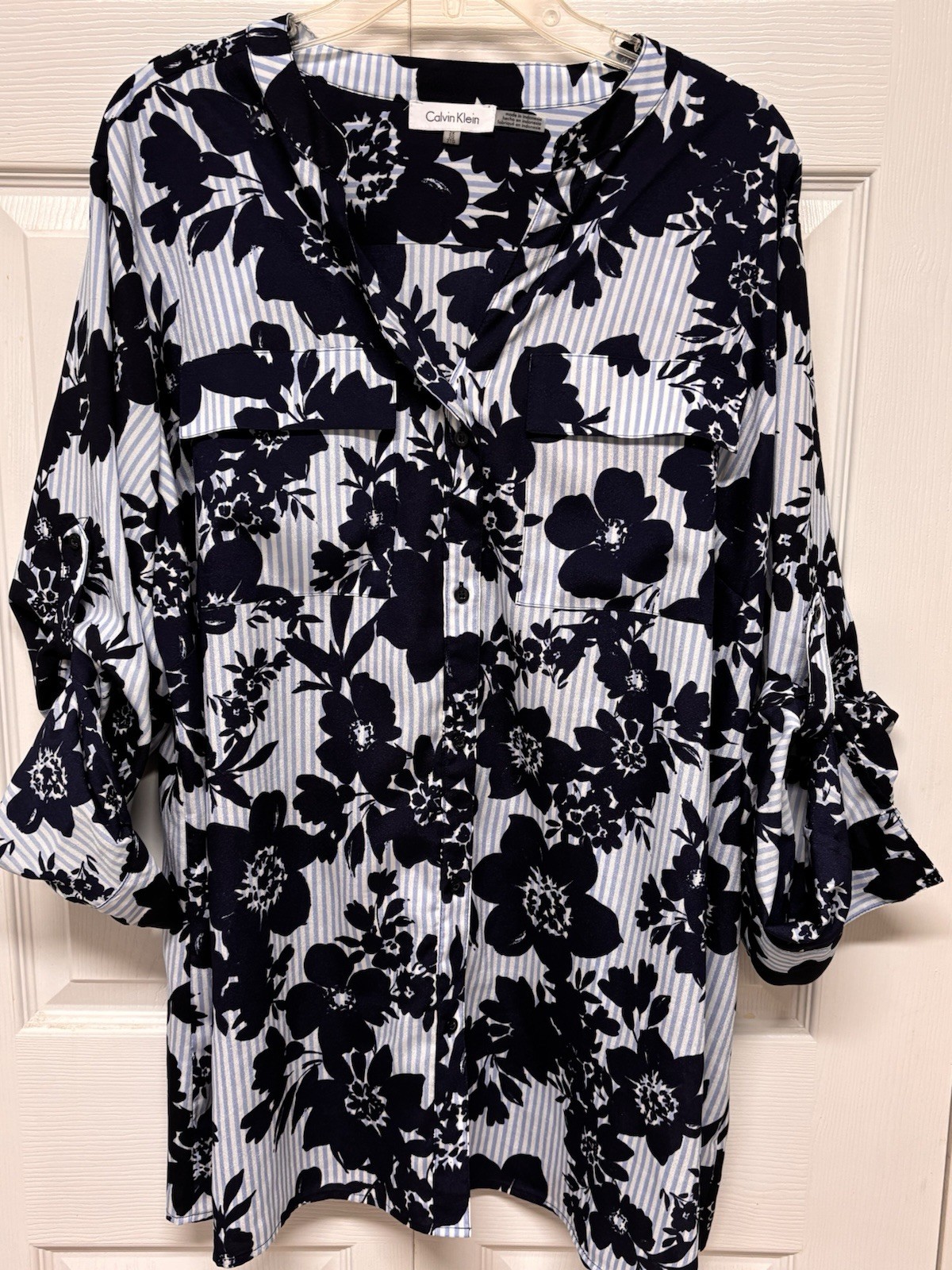 Calvin Klein Women\'s Plus 2X Blue/White Floral V-Neck 3/4 Button-Down Blouse