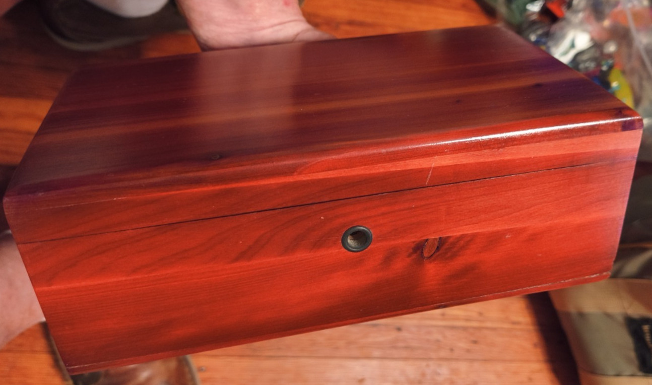 VINTAGE CEDAR TRINKET BOX 9 VINTAGE CEDAR TRINKET BOX 9