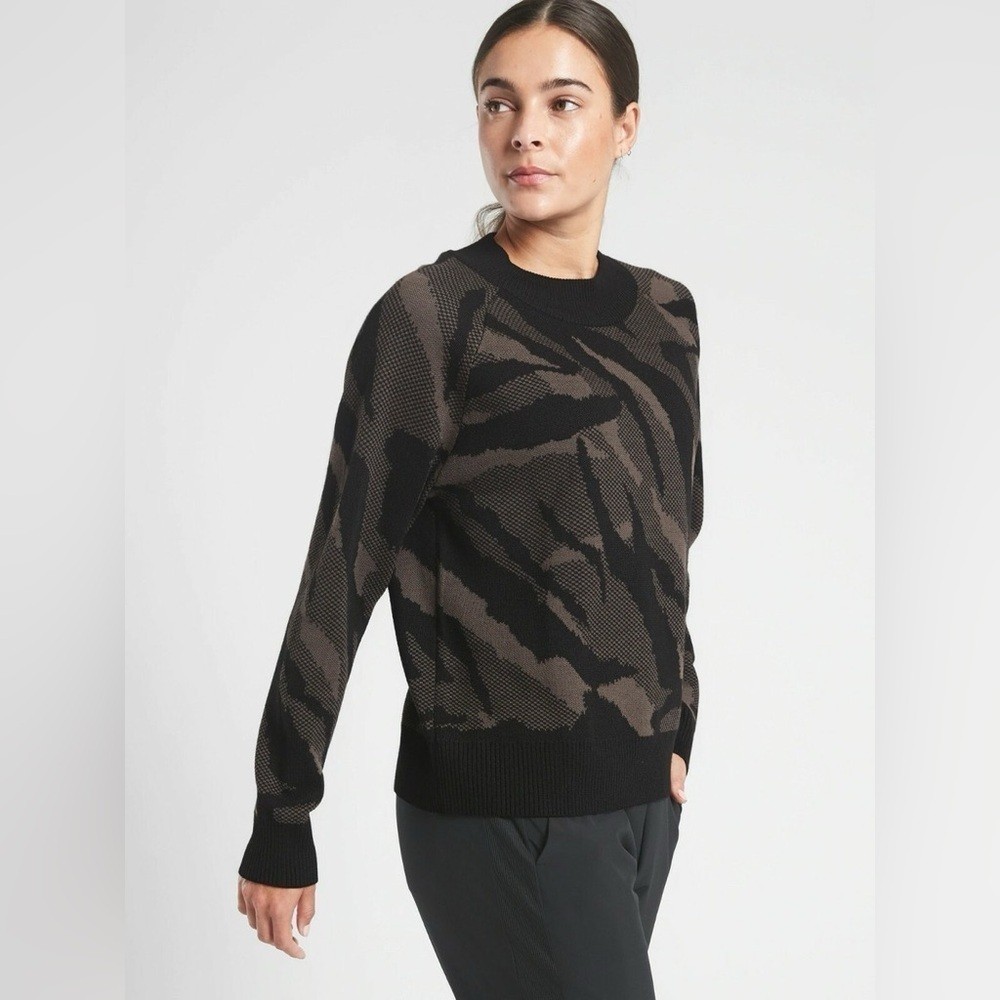 Women’s ATHLETA jacquard crew black & tan pullover sweater- Size small