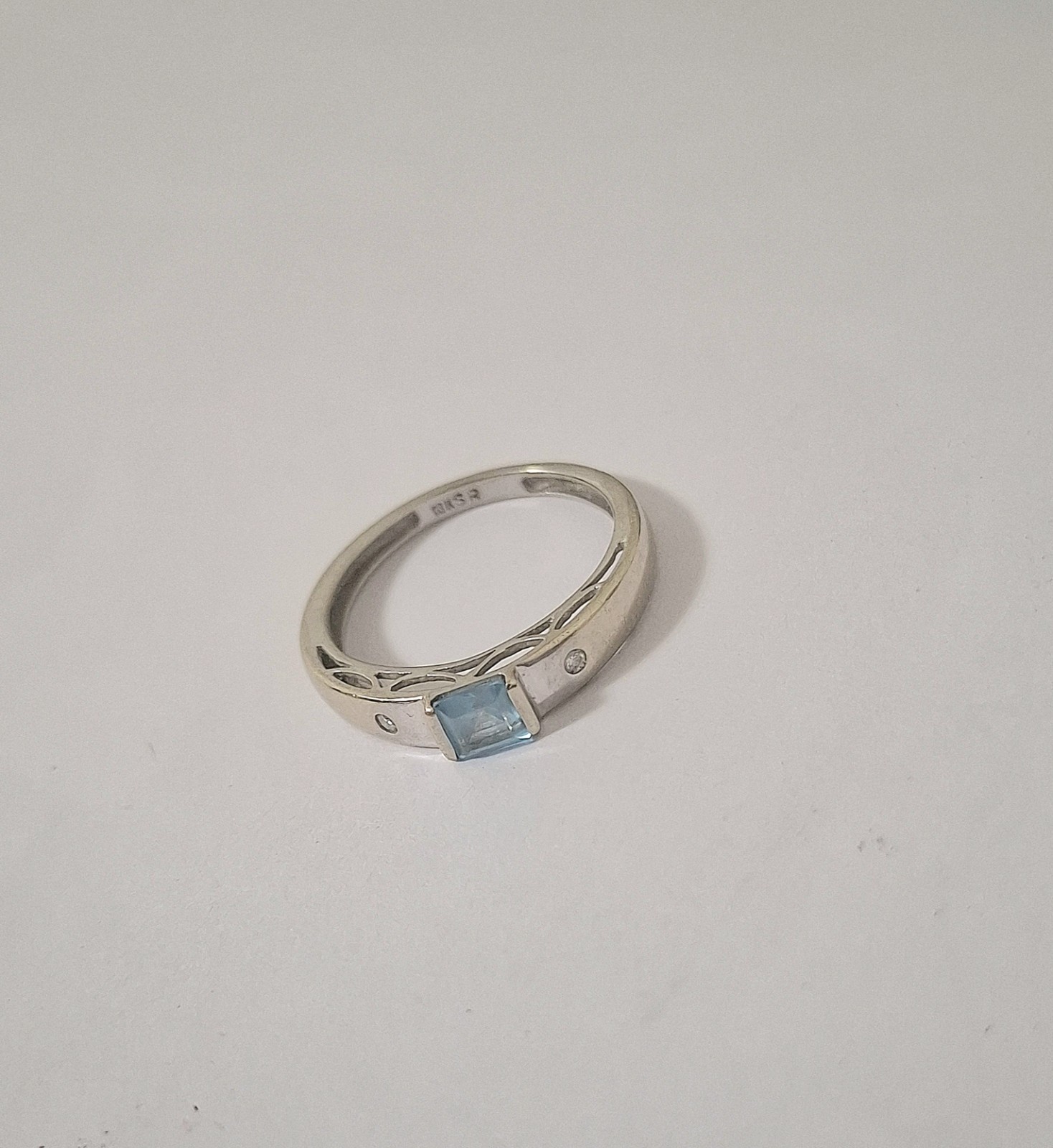 Vintage 10K White Gold Princess Cut Blue Topaz & Diamond Accent Ring 1.8g Size 7 Vintage 10K White Gold Princess Cut Blue Topaz & Diamond Accent Ring 1.8g Size 7