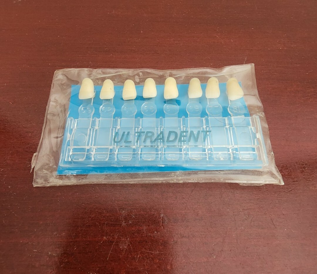 ULTRADENT NEW STETIC SHADE GUIDE. W/PLASTIC SLEEVE. MADE IN COLOMBIA