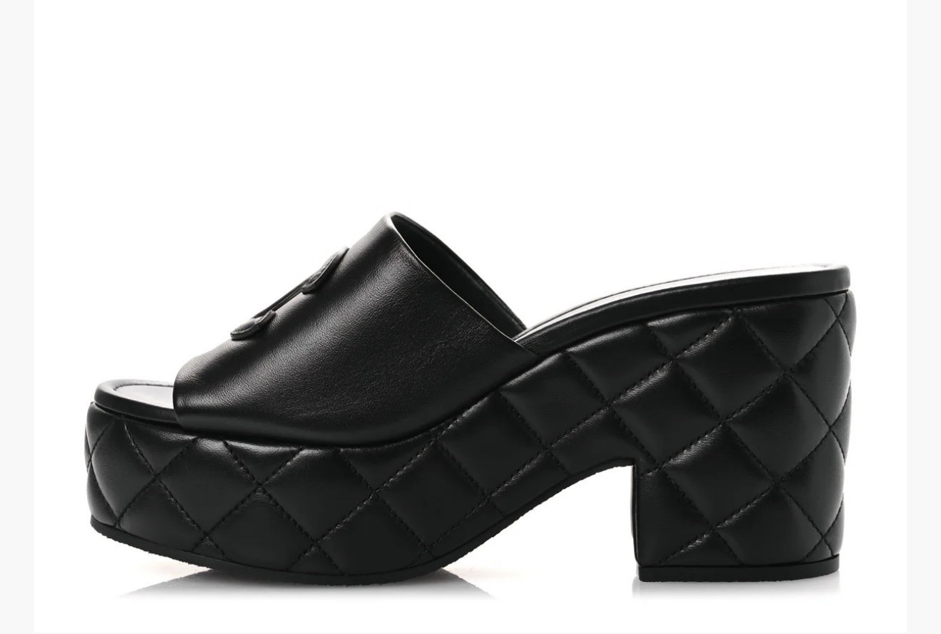 NIB CHANEL 25A Quilted Leather CC Interlocking Logo Platform Mules Sz 38 G46513