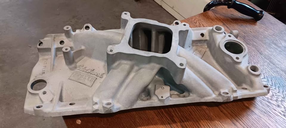 EDELBROCK TORKER 2-R BBC CHEVY 454 V8 RECTANGULAR PORT BIG BLOCK INTAKE MANIFOLD EDELBROCK TORKER 2-R BBC CHEVY 454 V8 RECTANGULAR PORT BIG BLOCK INTAKE MANIFOLD