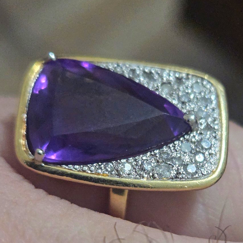 14K Yellow Gold Trillion Amethyst Ring w/ Purple Stone, Size 7 14K Yellow Gold Trillion Amethyst Ring w/ Purple Stone, Size 7