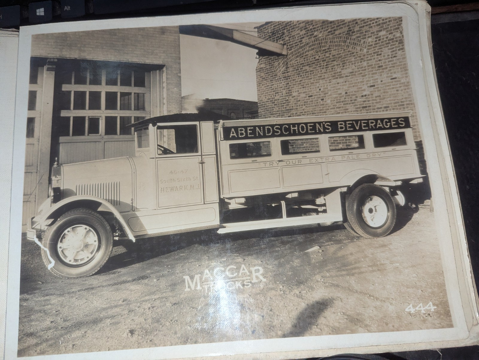 ANTIQUE SILVER GELATIN PHOTO 1930 MACCAR ABENDSCHOEN\'S BEVERAGES EXTRA PALE DRY