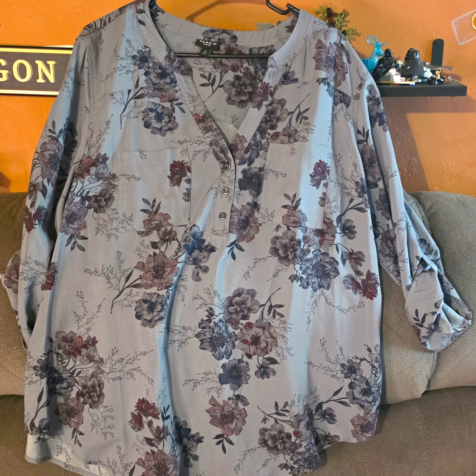 Torrid Plus 2X Harper Floral Henley Long Sleeve Button Front Pocket Blouse Torrid Plus 2X Harper Floral Henley Long Sleeve Button Front Pocket Blouse