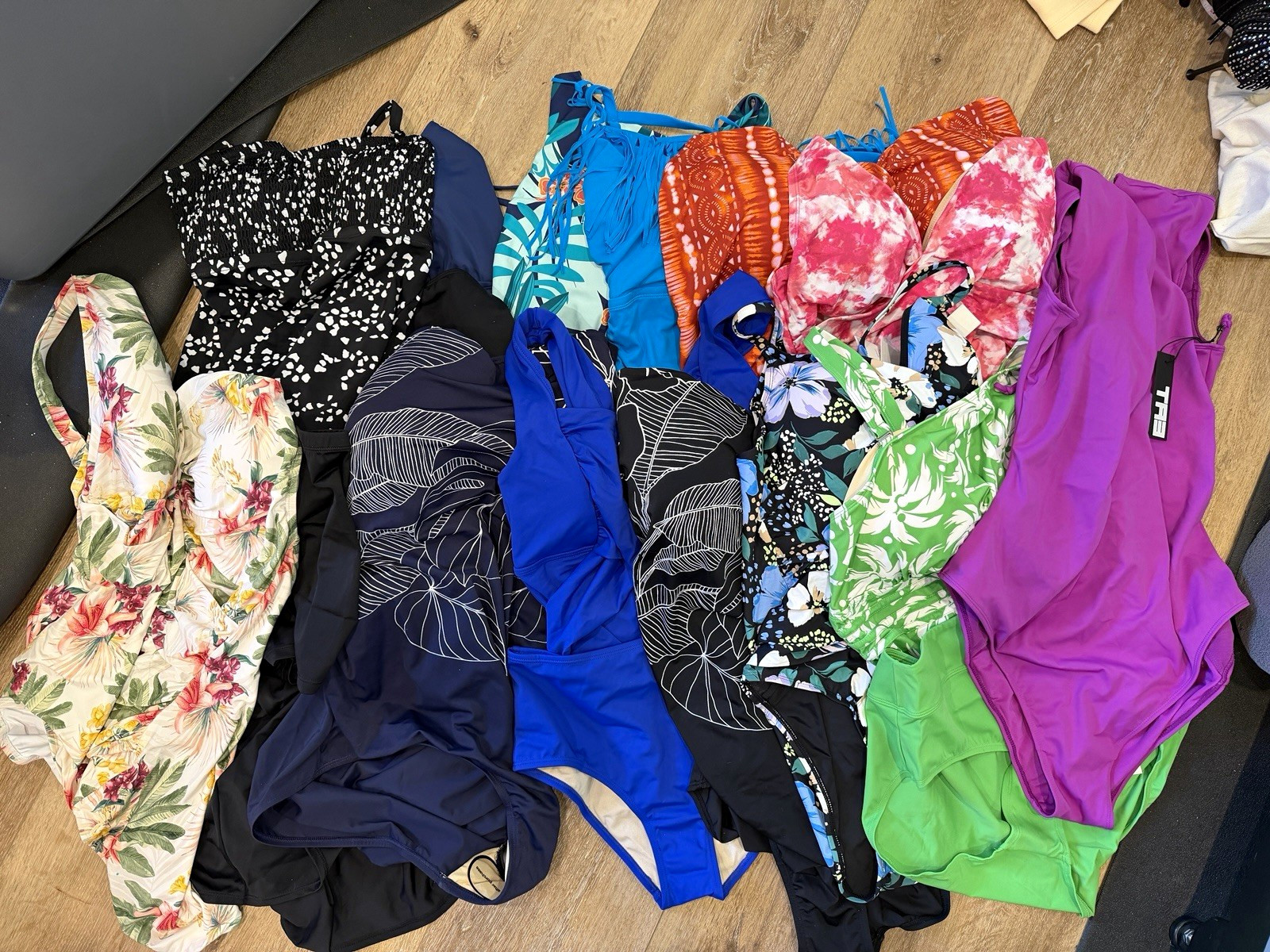 14-PIECE NEW SWIMWEAR RESELLER / WHOLESALE LOT 14-PIECE NEW SWIMWEAR RESELLER / WHOLESALE LOT