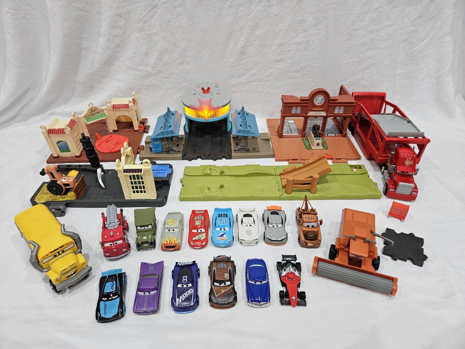 Disney Pixar Cars On The Road Radiator Springs Tour Playset Lot Vehicles