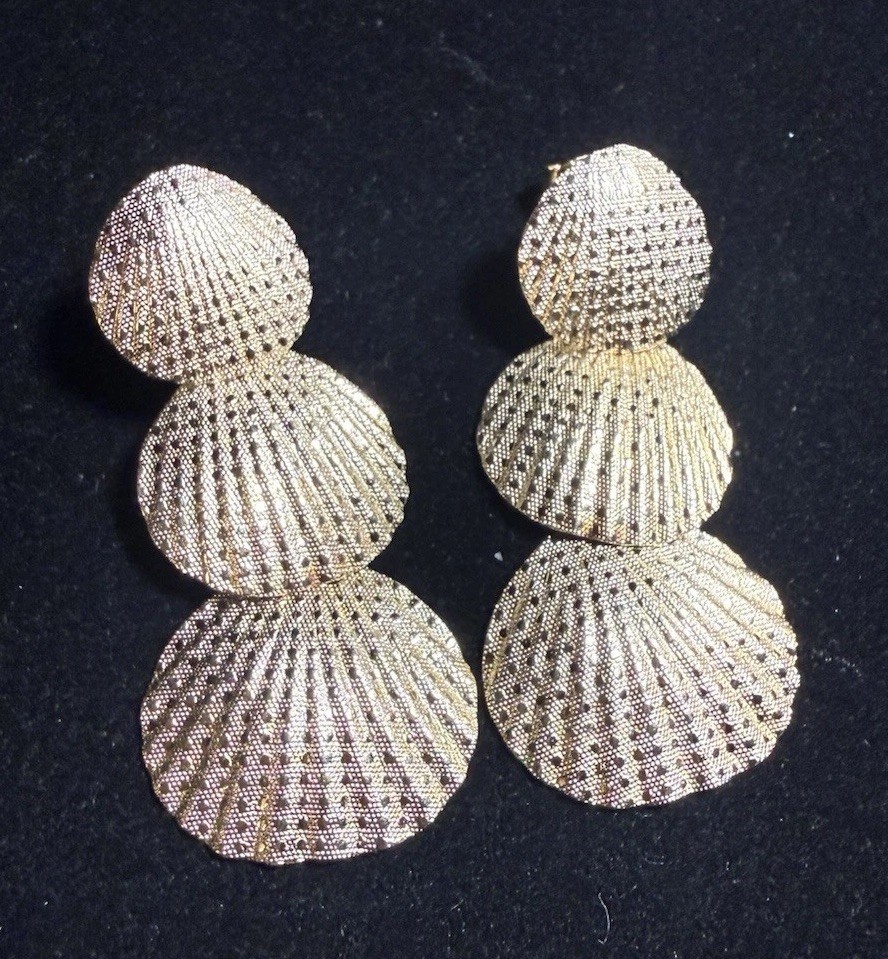 vintage 14kt Yellow GOLD textured ARTICULATED graduated SHELLS pierced EARRINGS