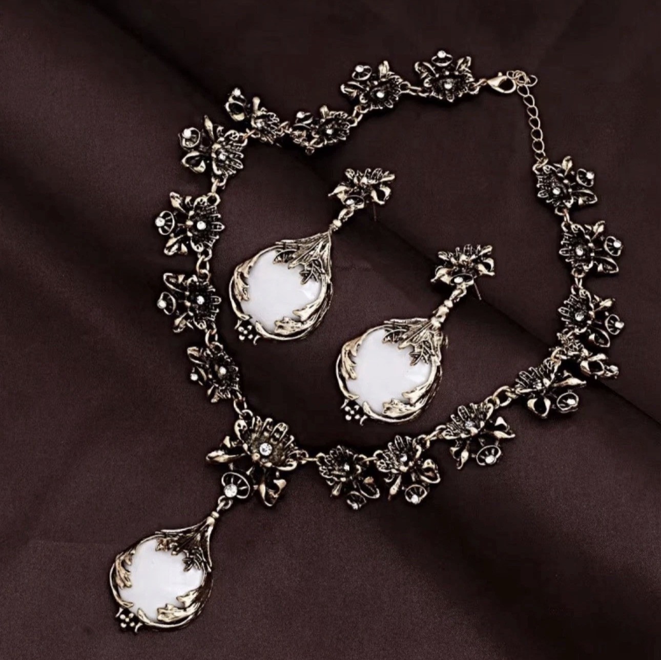 Beautiful Vintage inspired Floral Necklace And Earrings White Lucite &Rhinestone Beautiful Vintage inspired Floral Necklace And Earrings White Lucite &Rhinestone