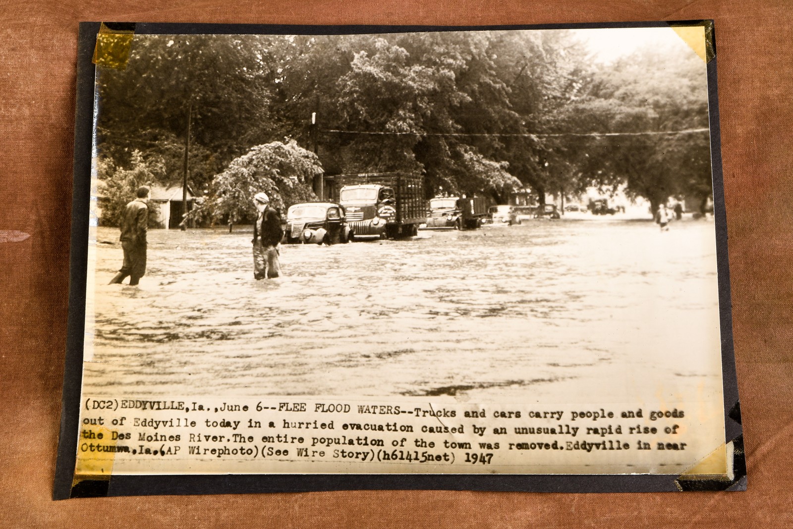 Eddyville Iowa Flood Evacuation Des Moines River 9¼x16¾ 1947 AP Wire Photo V36