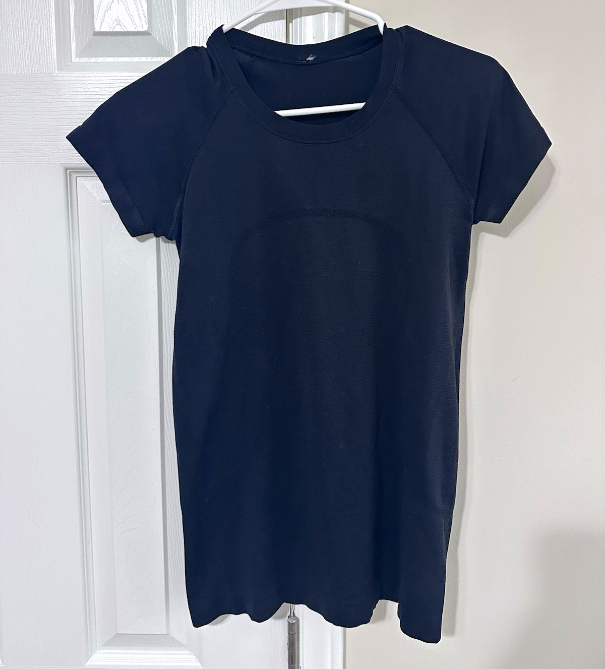 lululemon athletica Women\'s Black Crew Neck Slim Fit Stretch Tee, size 6 lululemon athletica Women\'s Black Crew Neck Slim Fit Stretch Tee, size 6