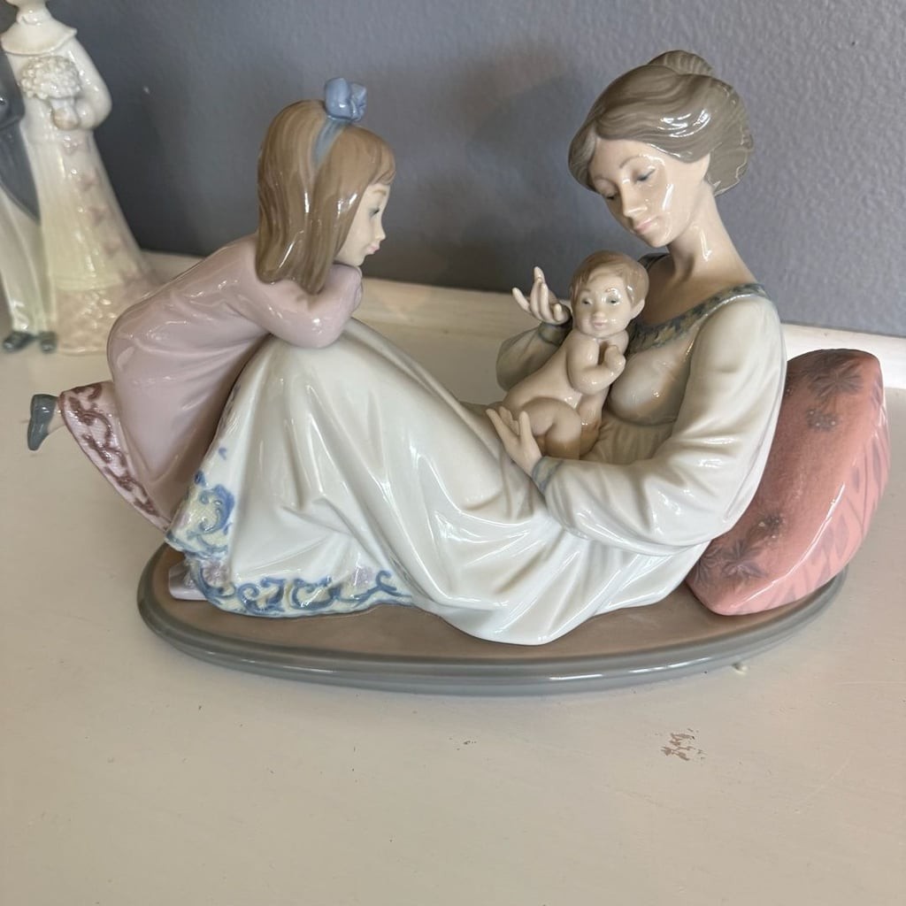Lladro Porcelain Figurine Latest Addition #1606 Mother with Children Lladro Porcelain Figurine Latest Addition #1606 Mother with Children